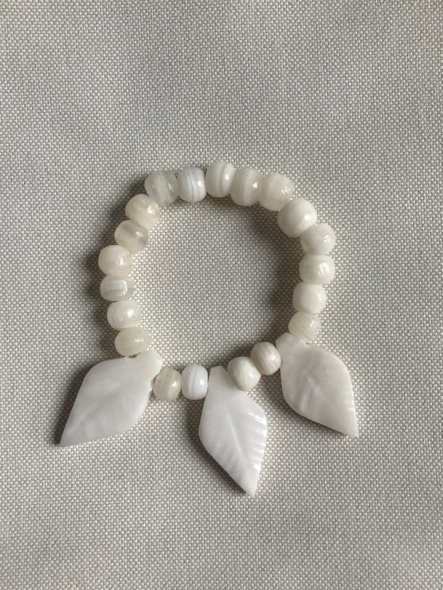 Bracelet quartz blanc à 3 feuilles