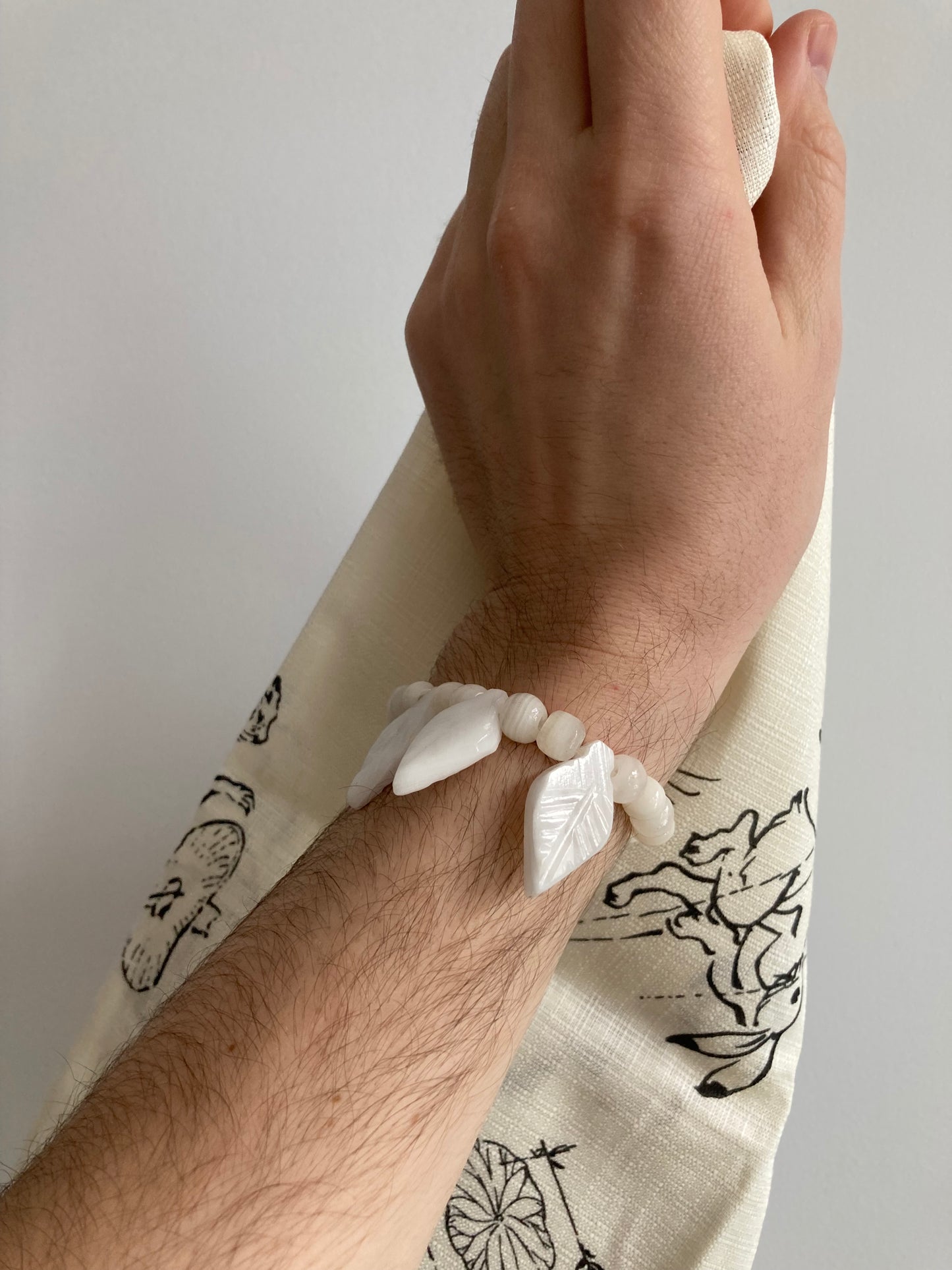 Bracelet quartz blanc à 3 feuilles