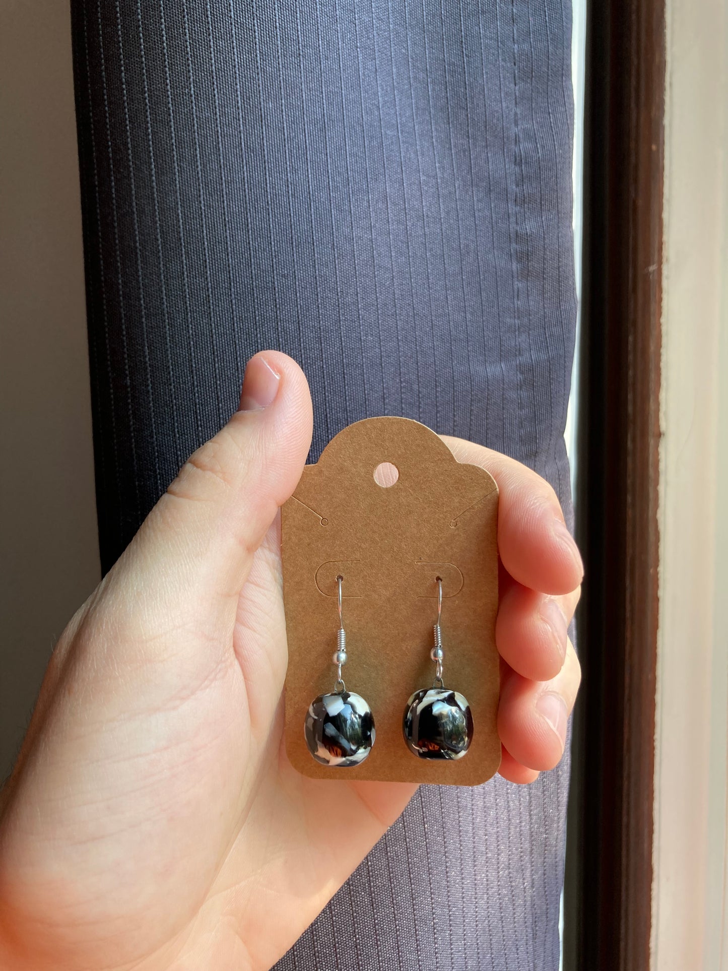 Paire de boucles d'oreilles nacre et plastique