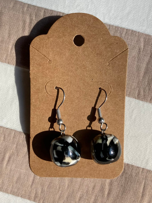 Paire de boucles d'oreilles nacre et plastique